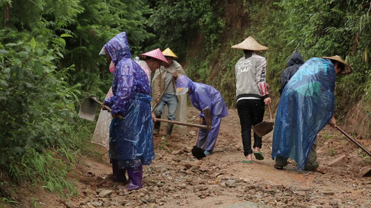 夏季山洪大水冲垮道路村民修路视频