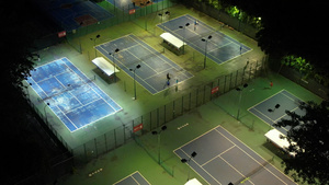 航拍城市夜晚灯光网球场上运动比赛健身娱乐的人群4k素材63秒视频