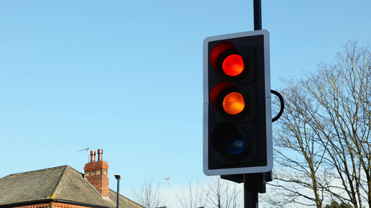 英国的交通灯从红向绿由红改为绿视频