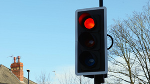 英国的交通灯从红向绿由红改为绿15秒视频