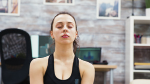 年轻女子闭着眼睛进行瑜伽冥想11秒视频