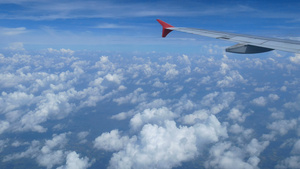 4K画面乘飞机旅行通过窗户看到飞机和蓝天10秒视频