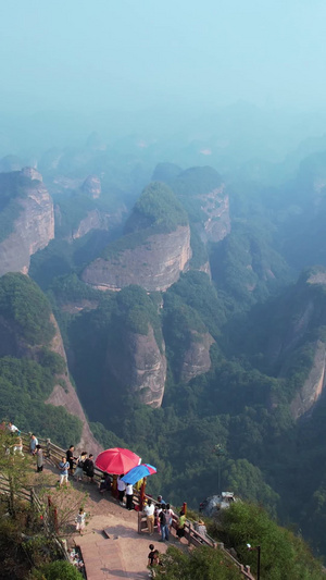 航拍湖南5A级景区崀山山顶欣赏风景的拥挤旅游人群素材崀山素材57秒视频