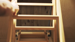 将木制阁楼的楼梯折叠到天花板上17秒视频