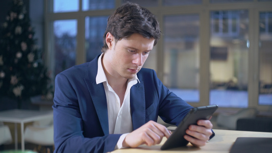 青年商人使用现代读物设备阅读视频