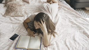 躺在床上看书的女性14秒视频