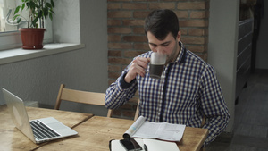 有吸引力的男子喝咖啡和阅读报纸17秒视频