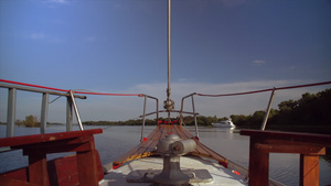通过欧洲里维埃拉的现代游艇19秒视频