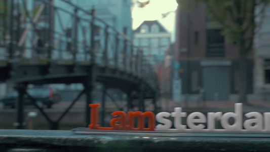 Amsterdam标语和马德拉斯比格吉耶人行桥视频
