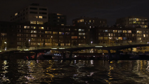 夜间阿姆斯特丹水上巡水22秒视频