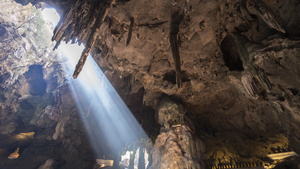 太阳光照射在洞穴中31秒视频