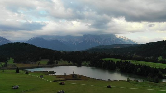 巴伐利亚阿尔卑斯山卡文德尔山脉的田园诗般的Geroldsee视频