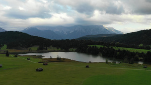 巴伐利亚阿尔卑斯山卡文德尔山脉的田园诗般41秒视频