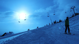 寒冷冬天的滑雪中心14秒视频