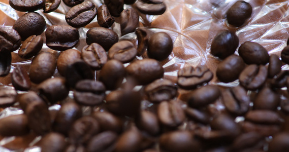 新鲜的阿拉伯新烤咖啡豆流到玻璃碗里视频