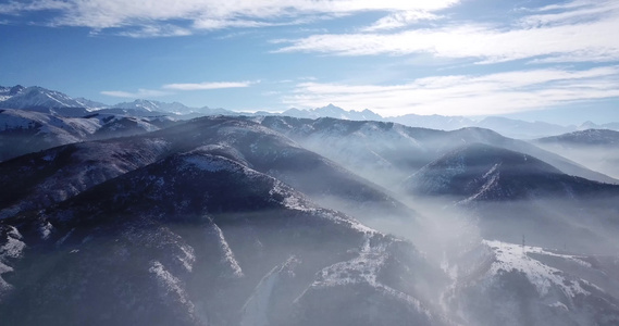 雾在山坡上升起视频