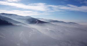 雾在山坡上升起18秒视频