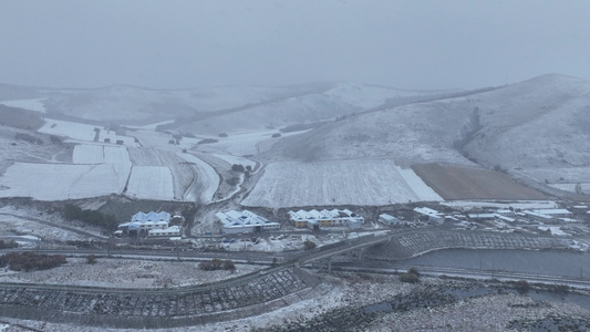 山村初雪下雪风雪雪花飘飘视频