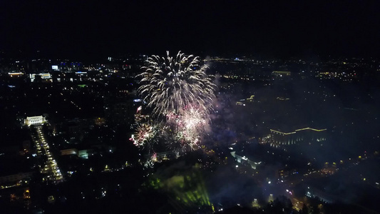 城里的夜间烟火视频