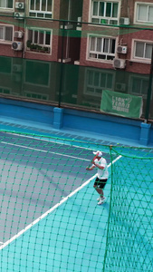 网球场内对打的运动员全民健身视频