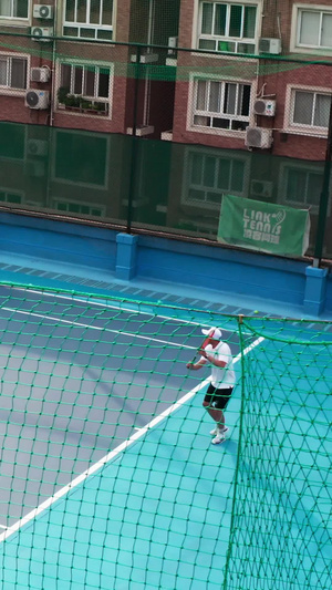 网球场内对打的运动员全民健身10秒视频