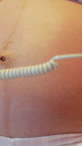 孕妇准妈妈测量怀孕肚子里的胎儿胎心率测数据视频