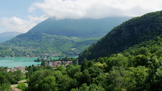 法国高山中富林特村的Annecy湖风景视频
