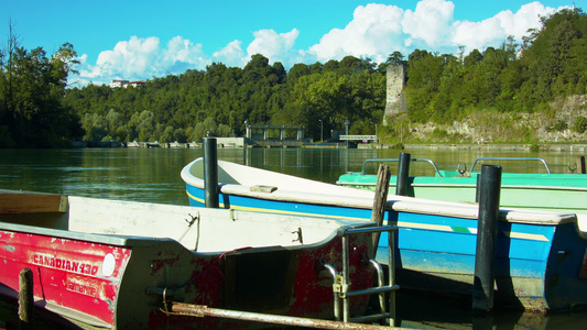 河流中的小型渔船和小渔船视频