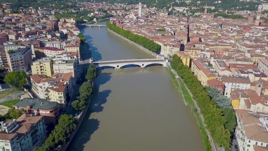 VeronaItaly从空中查看河流和桥梁drone视频