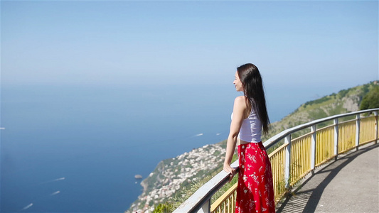 在意大利的暑假年轻女性的背景恶性疟疾海岸意大利视频