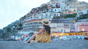 伊塔利岛的比萨诺村年青女子的背景背景在意大利阿玛拉菲17秒视频