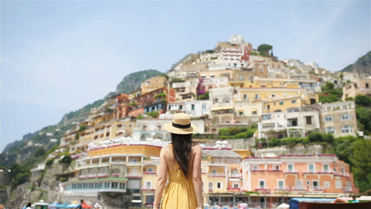 伊塔利岛的比萨诺村年青女子的背景背景在意大利阿玛拉菲视频