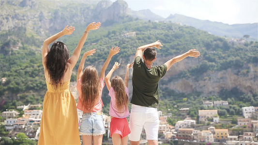 家人在意大利阿玛菲海岸度假视频