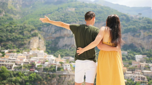 伊萨利的暑假在比萨诺村的年轻情侣背景上在意大利的阿玛视频