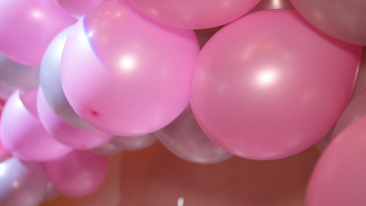 有很多多彩的生日派对气球视频