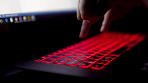 在现代笔记本电脑的红光键盘上打字电影近视20秒视频