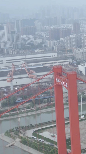 航拍武汉鹦鹉洲长江大桥和周边楼盘众志成城11秒视频