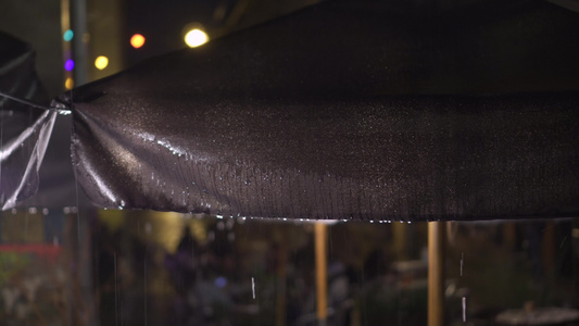 夜里大雨下因为无法辨认的人坐在咖啡馆的幕后座位上un视频