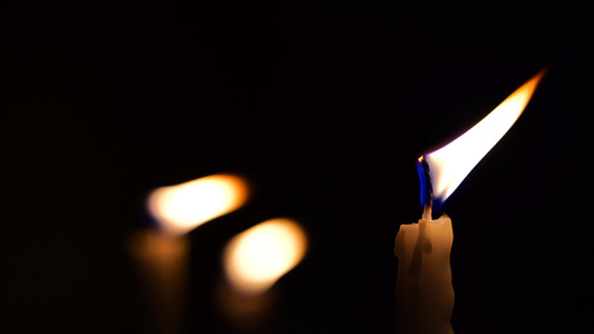 从蜡烛的黑暗和阴暗的蜡烛中发出的光线片段视频