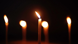 从蜡烛的黑暗和阴暗的蜡烛中发出的光线片段19秒视频