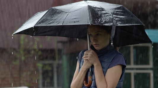 女孩和大雨视频