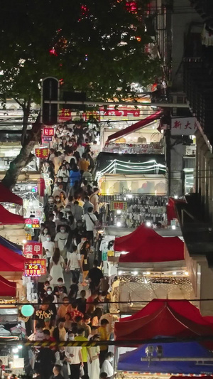 航拍城市夜晚购物逛街的人流烟火气街景素材夜市素材57秒视频