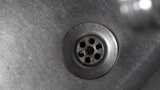 水滴从水龙头滴进厨房水槽电影背景环视频
