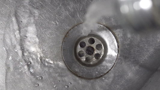 滴水滴水和从水龙头流进厨房水池电影背景环的水滴水视频