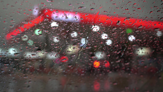 在挡风玻璃上有选择性地集中雨水视频