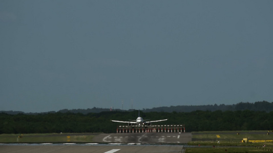 接近机场的飞机机视频