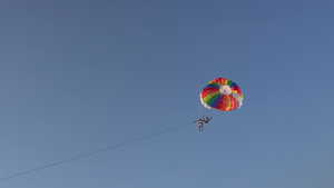 男人和教官在降落伞上飞行11秒视频