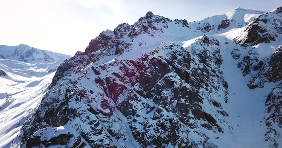 冰雪覆盖着巨大的岩石危险的地形视频