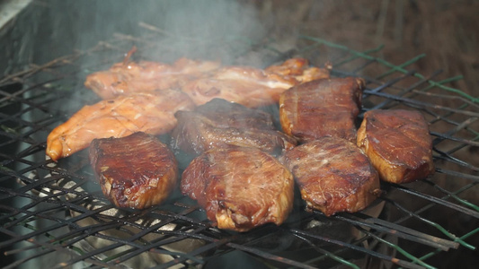 农家制作柴火烟熏腊肉4k实拍视频