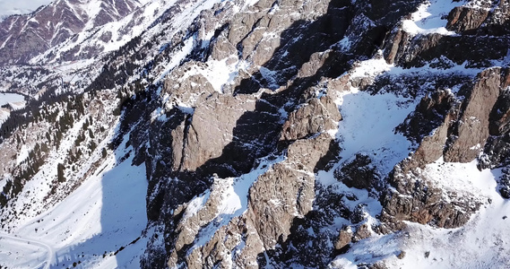 冰雪覆盖着巨大的岩石危险的地形视频